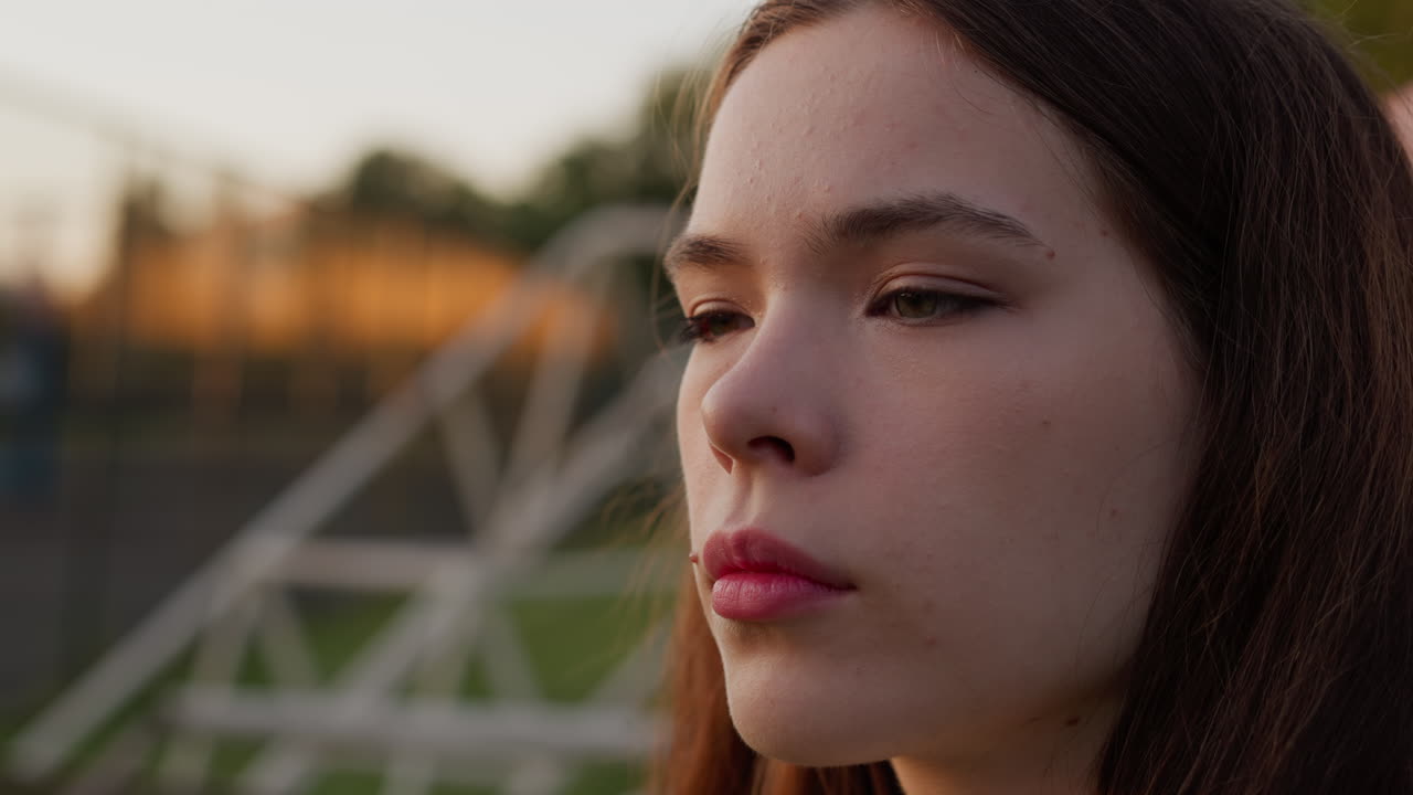 joven en estado de angustia retrato mujer tiene dificultades para preocuparse por el futuro con pensamientos intrusivos trastorno de ansiedad requiere tratamiento