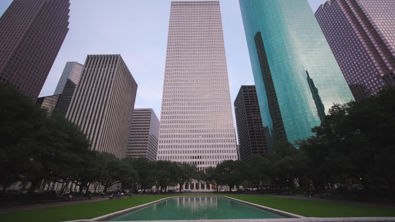 휴스턴 시내 고층 빌딩-3의 낮은 각도 4k 보기