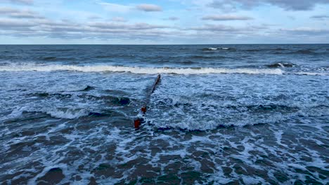 Olas-Del-Océano-Rompiendo-En-La-Orilla-De-La-Playa-En-Mielno,-Polonia