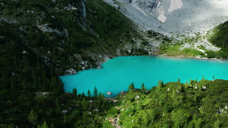 Cacerola-Aérea-Del-Lago-Sorapiss,-Lago-Glacial-En-Dolomitas,-Italia