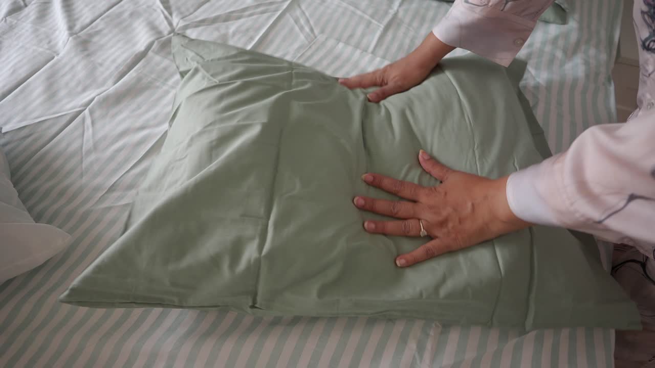Il cuscino sul letto.