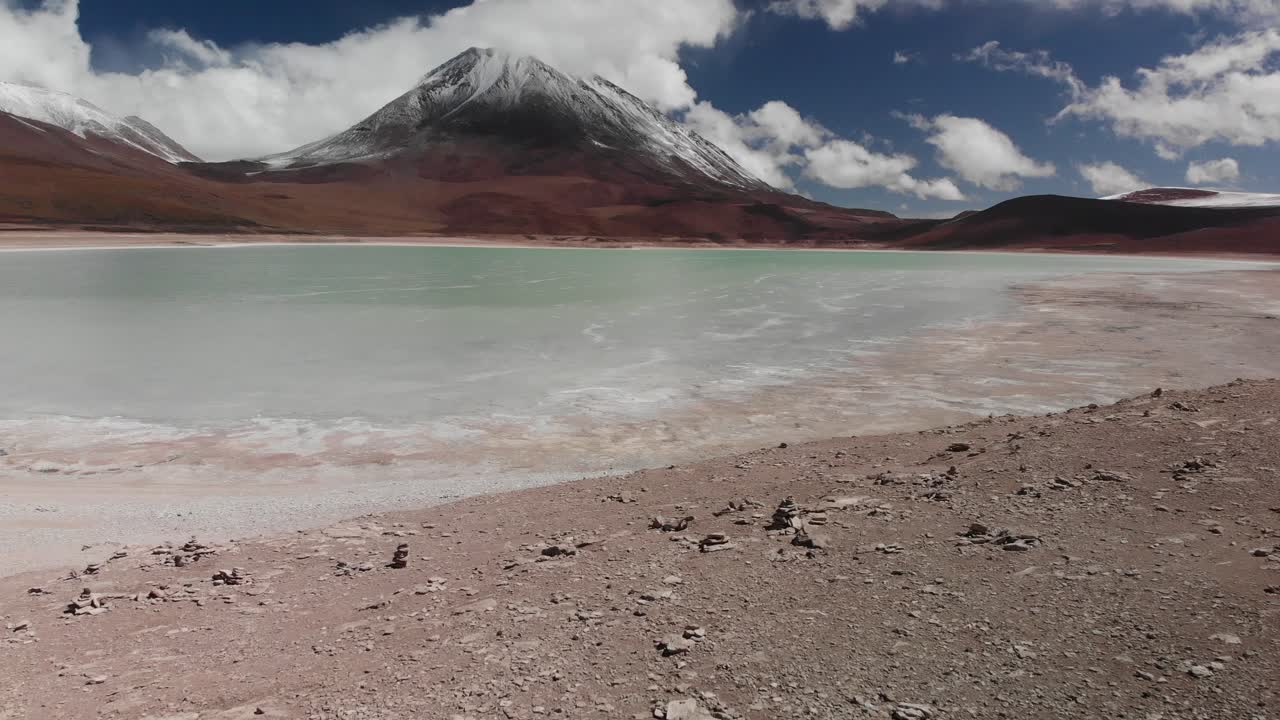 volcán nevado con lago azul en bolivia