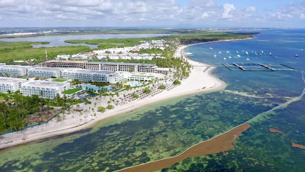 barcos amarrados en la playa cabeza de toro con costa y resort de lujo frente al mar en república dominicana