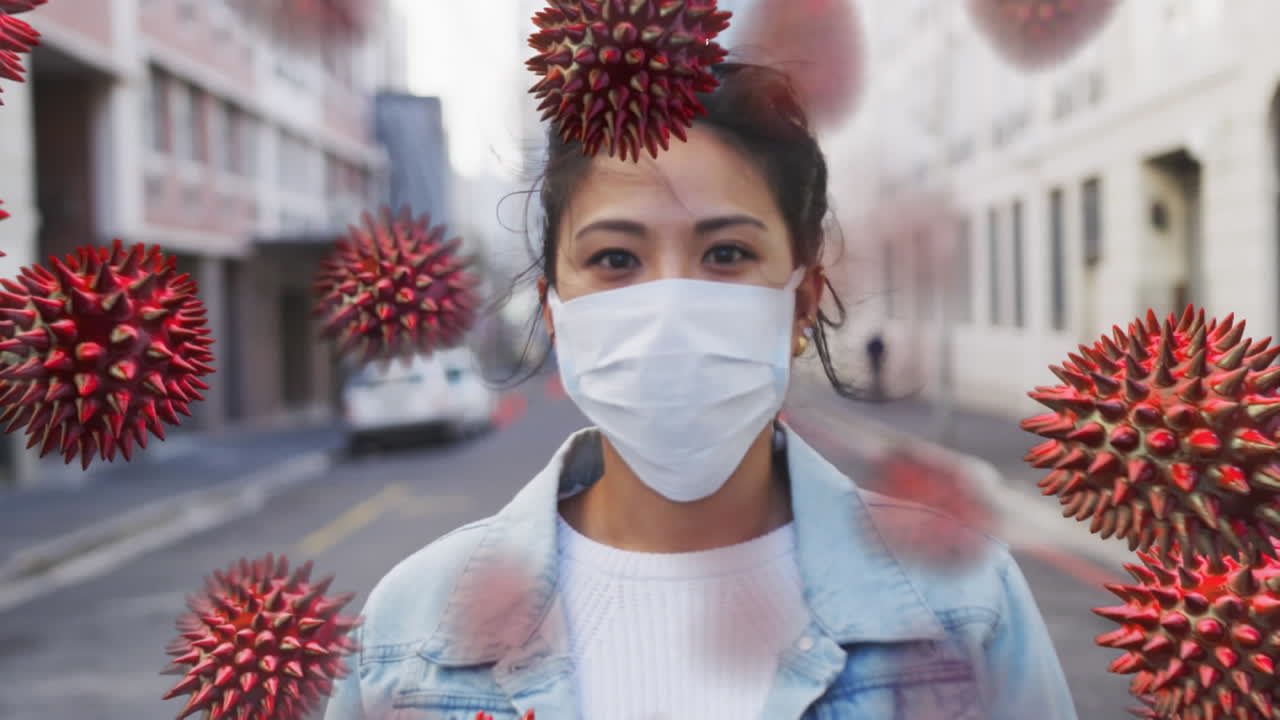 animación de células macro coronavirus covid-19 que se extienden sobre una mujer biracial que lleva una máscara