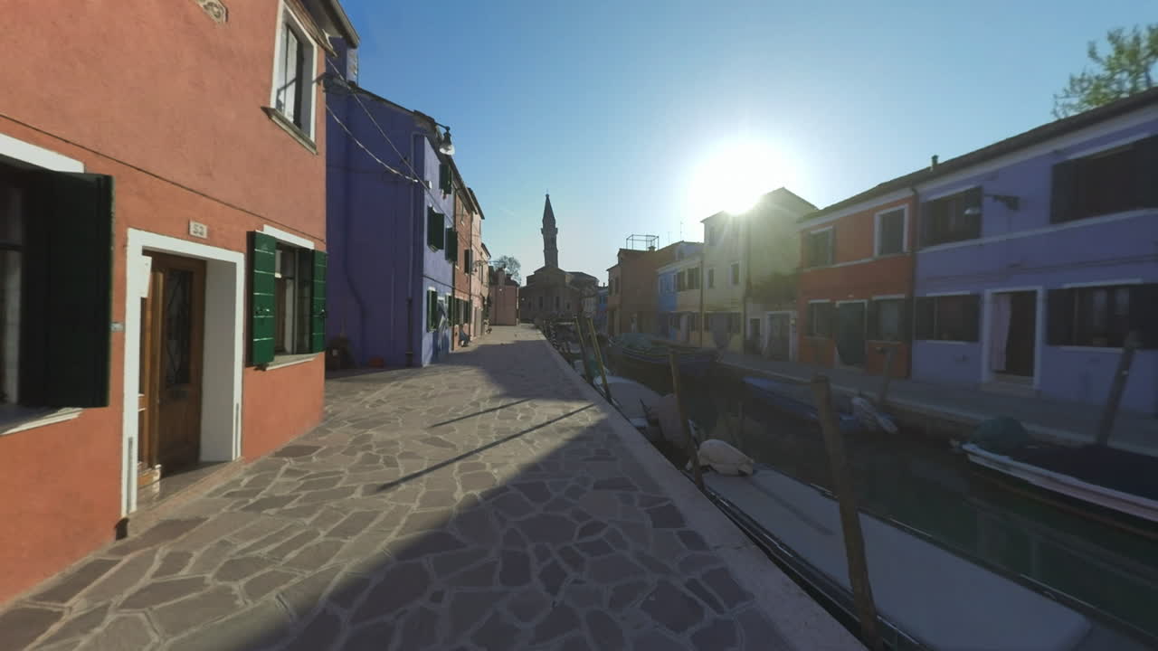 Strada con case, canale e il campanile pendente di San Martino a Burano