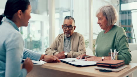hablando, abogado o pareja de ancianos con voluntad