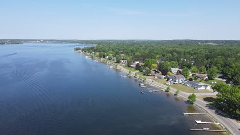 Stadt-Cadillac-Michigan,-Häuser-Am-Ufer-Des-Lake-Cadillac,-Luftaufnahme