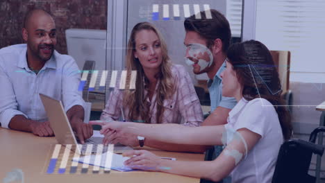 animación del procesamiento de datos financieros sobre diversas personas en la oficina