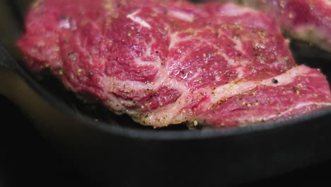sequeando un filete en una sartén de hierro fundido