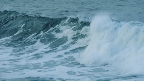 Cámara-Lenta-De-Grandes-Olas-Rodando