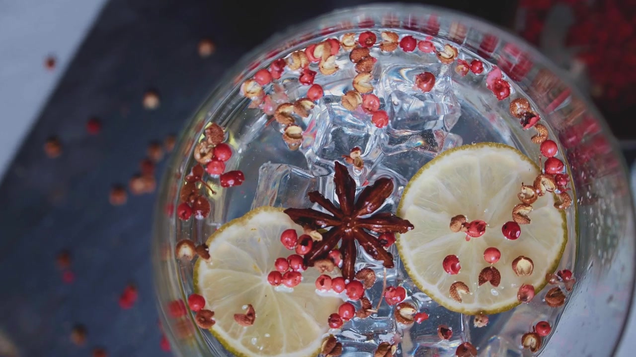 Prepara un cocktail con soda, limone e pepe di Sichuan, con cubetti di ghiaccio sopra