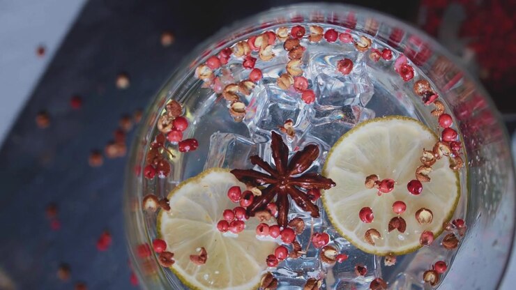 Prepara un cocktail con soda, limone e pepe di Sichuan, con cubetti di ghiaccio sopra
