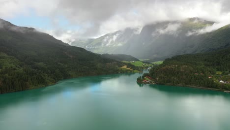 Schöne-Natur-Norwegen-Natürliche-Landschaft-Lovatnet-See.