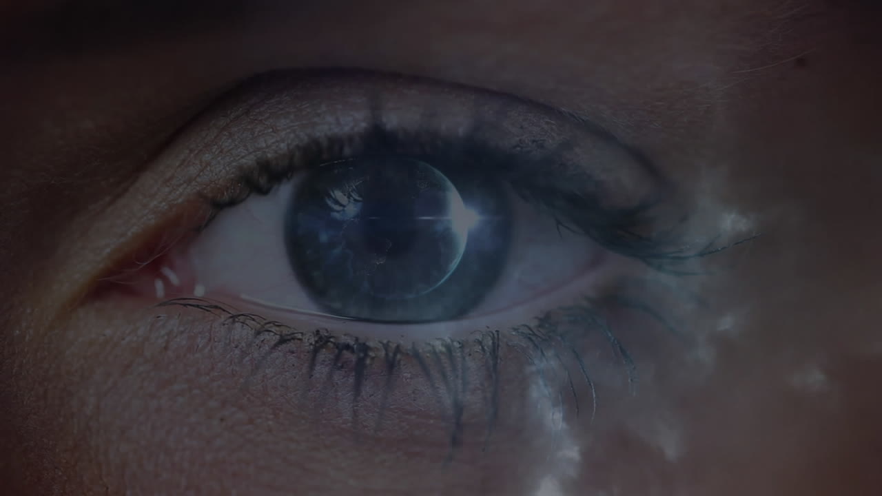 occhi blu che si aprono