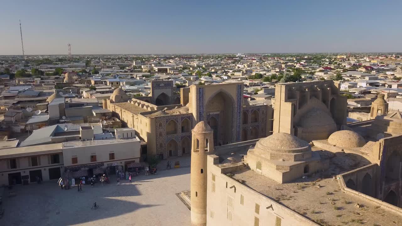 tomada de drone de cerca de la madrasa de ulugh beg, el mausoleo de samarcanda