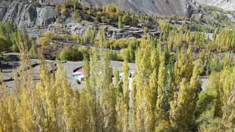 Toma-Aérea-De-Una-Vista-Impresionante-De-La-Campiña-De-Skardu-En-Pakistán-Durante-El-Día-Soleado.