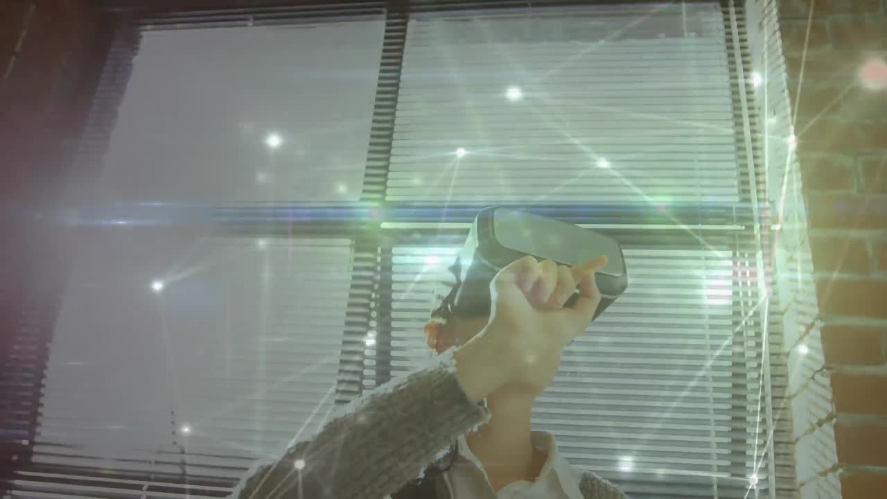 animación de la red de conexiones sobre la mujer que usa auriculares vr