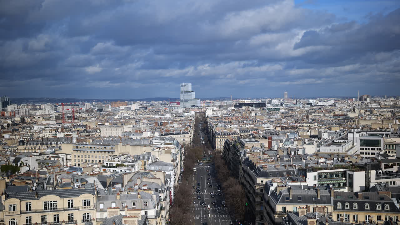 역사적인 도로들이 아크의 웅장한 전망에서 아오르고 있습니다.