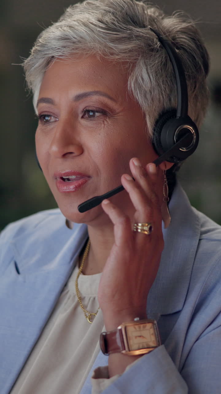 Donna con una cuffia che lavora in un call center