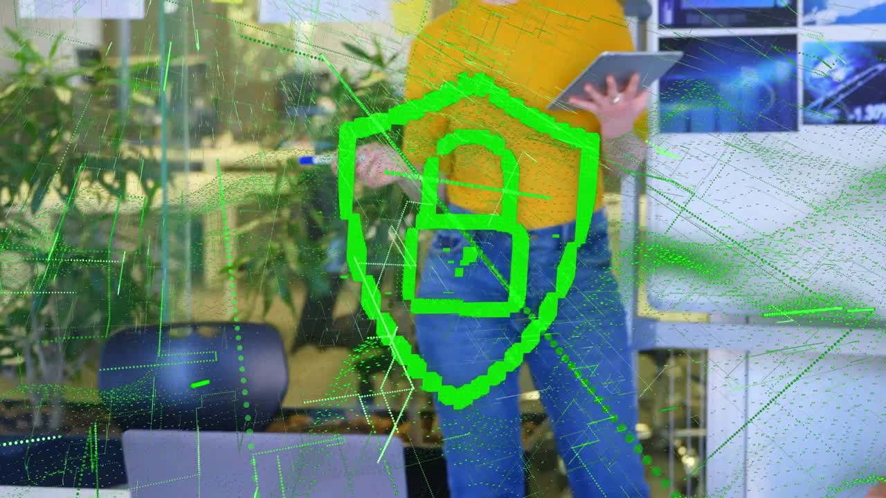 사무실에서 프레젠테이션을 하는 백인 여성 위에 사이버 보안 락 아이콘의 애니메이션