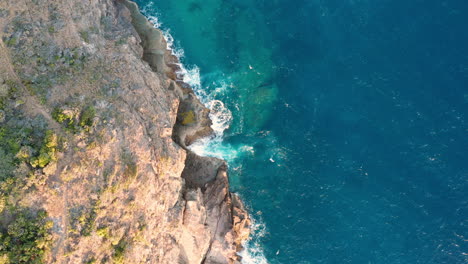 toma aérea de la costa del océano con vistas a las olas y los acantilados