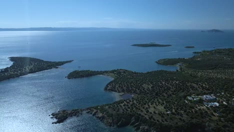 Filmischer-4K-Drohnenclip,-Der-Sich-Seitwärts-über-Das-Tropisch-Blaue-Wasser-Von-Toroni-In-Chalkidiki-Bewegt