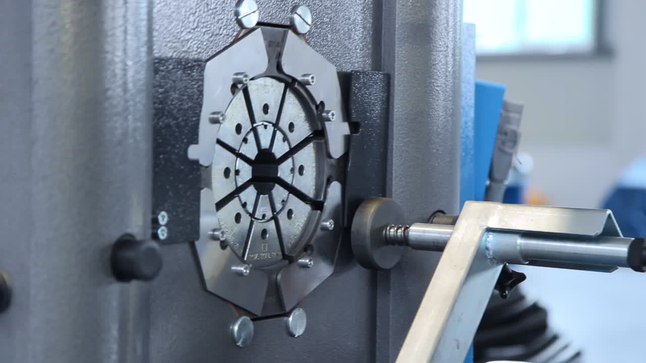 рабочая часть зажима в гидравлическом прессе. гидравлическая машина для обжига