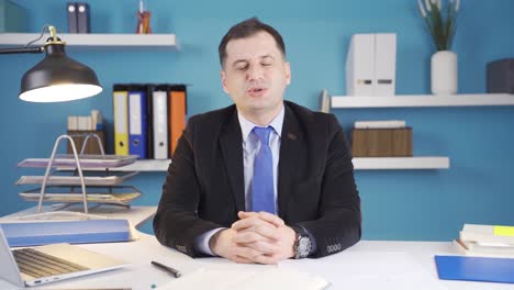 un hombre de negocios experimentado hablando mirando a la cámara en su oficina.