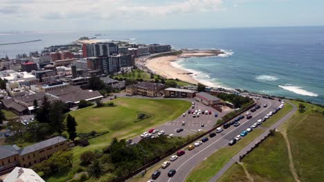 Szenische-Drohnenansicht-Aus-Der-Luft-Von-Sandigen-Strandstraßen-Von-Newcastle-Und-Stadt-Cbd-Kocht-Hill-Bar-Strandtourismus-Pazifischer-Ozean-NSW-Australien-4k