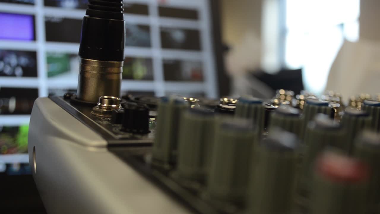 사운드 확인을 위해 xlr 케이블을 믹서에 연결