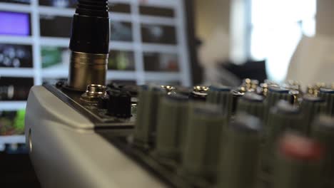 enchufar un cable xlr en un mezclador para la prueba de sonido