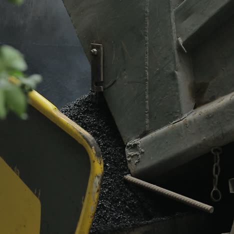pavimentador de orugas en el asfalto