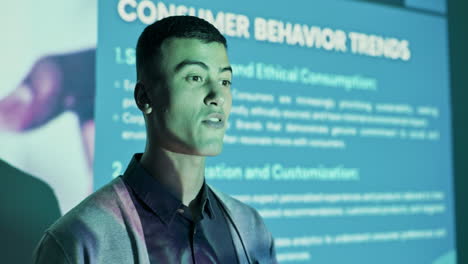 hombre haciendo una presentación sobre las tendencias del comportamiento del consumidor