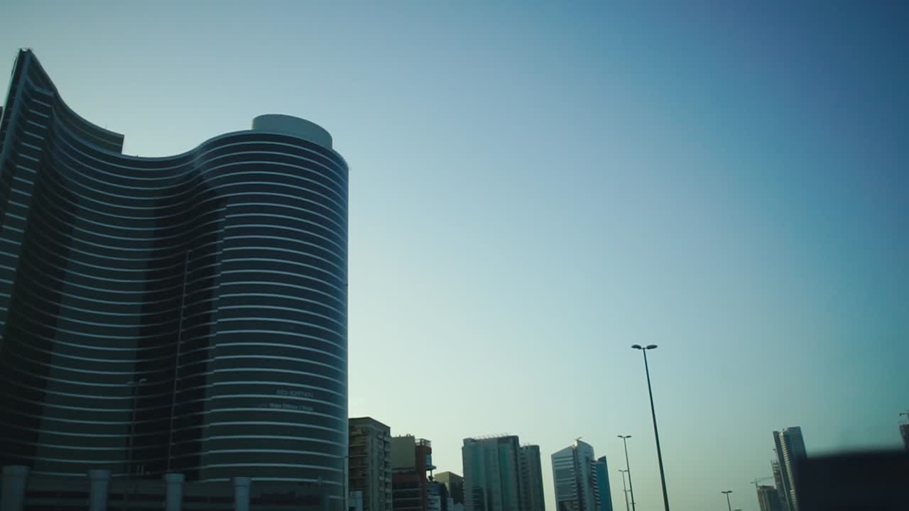 edificio de oficinas moderno en una ciudad