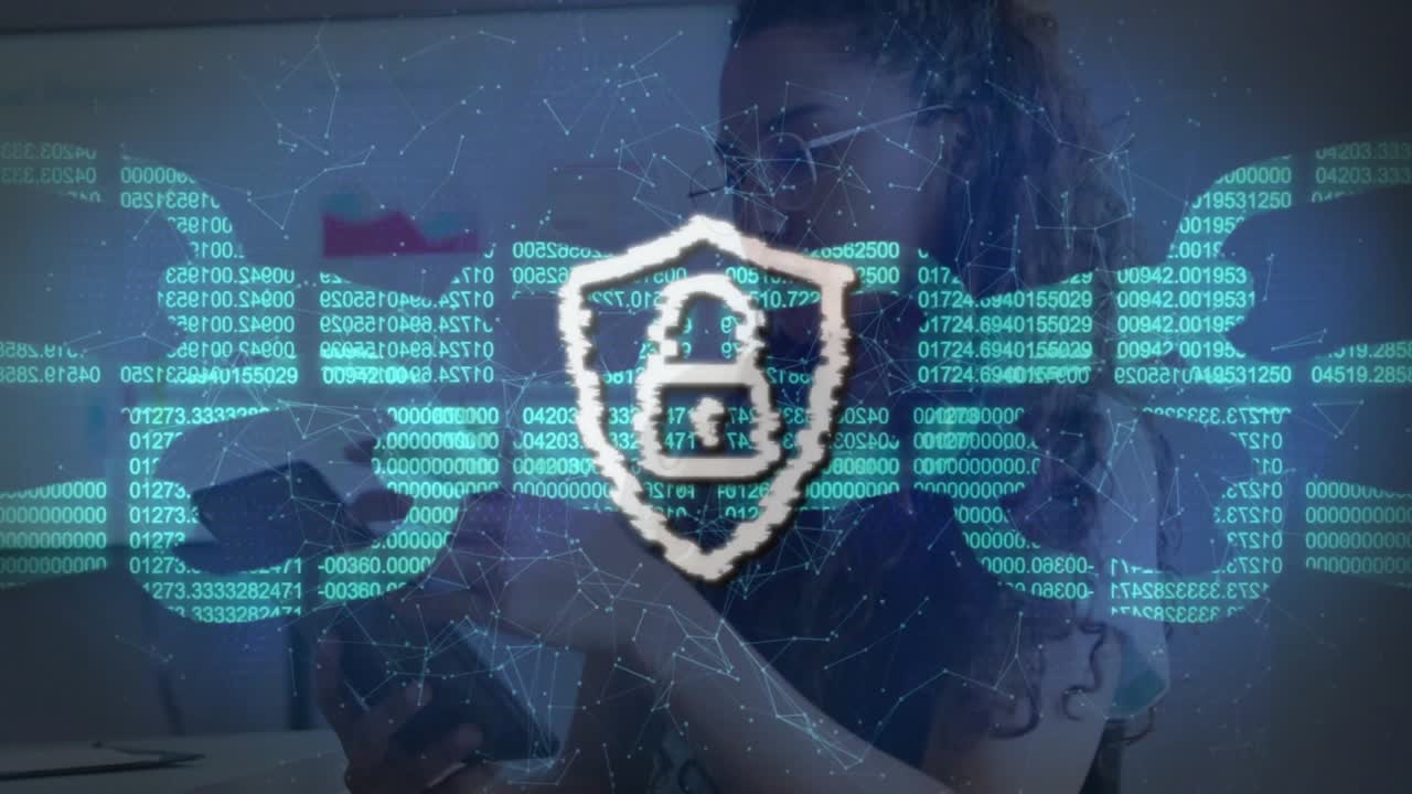 Mulher profissional usando um tablet tecnológico enquanto fluxos de dados com anomalias se reformam em um escudo para segurança.