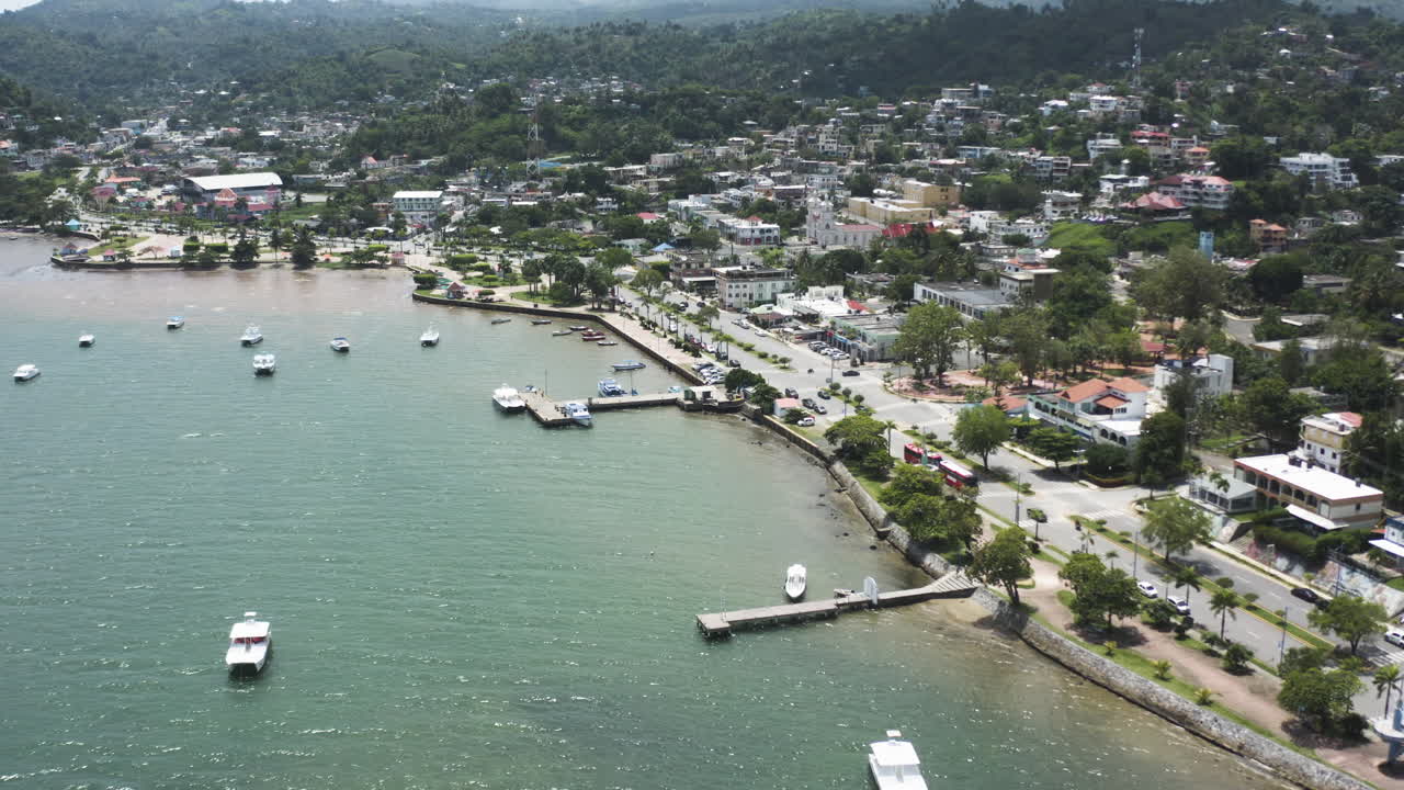 AEREO - Porto e moli di Samana, Repubblica Dominicana, avvicinamento in avanti e in abbassamento