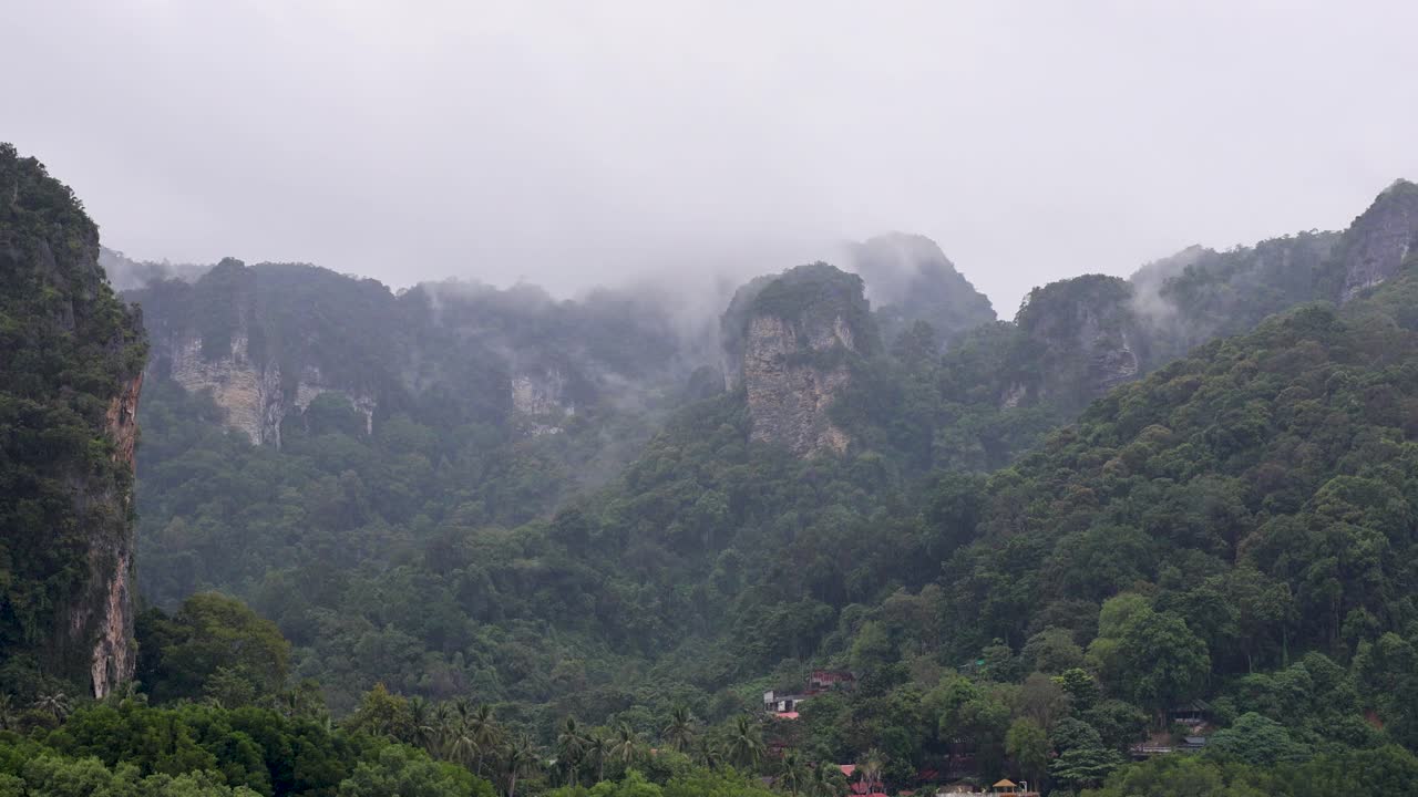 안개로 뒤인 푸른 산들
