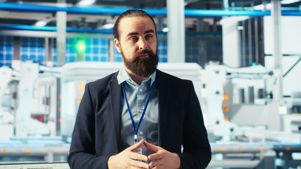 hombre en una fábrica de paneles solares filmando un video informativo sobre la producción de energía