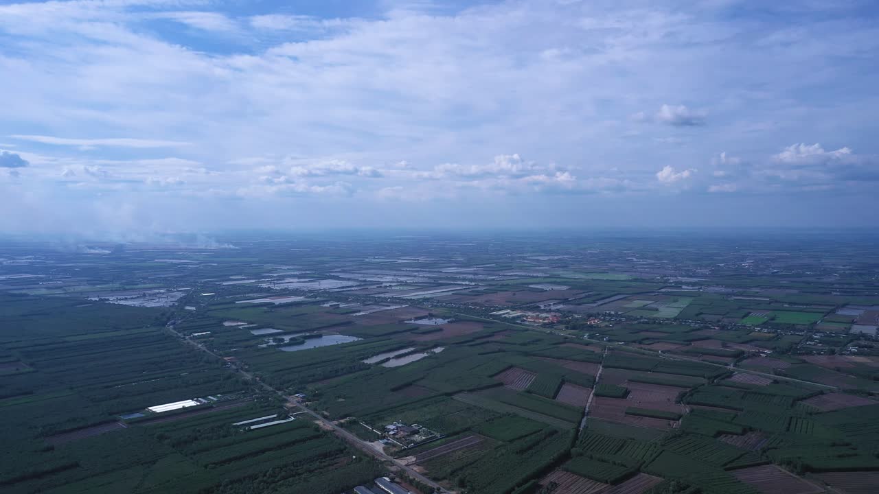 논과 양어장이 있는 메콩 삼각주 농지의 높은 고도 전망