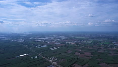 Vista-De-Gran-Altitud-De-Las-Tierras-De-Cultivo-Del-Delta-Del-Mekong-Con-Campos-De-Arroz-Y-Piscicultura