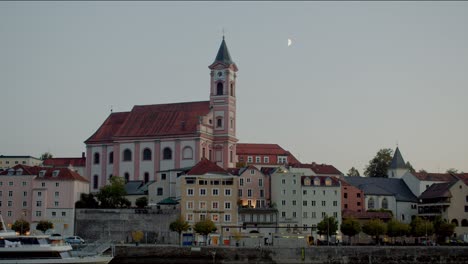 Stadtpfarrkirche-Passau-in-der-Abenddämmerung-mit-Mond-im-Hintergrund