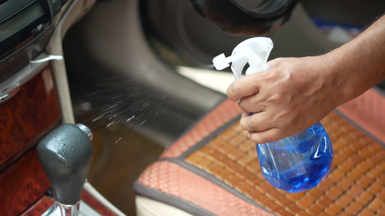 스프레이 병 으로 자동차 내부 를 청소 하는 것