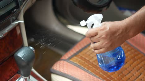 limpieza del interior de un coche con una botella de pulverización
