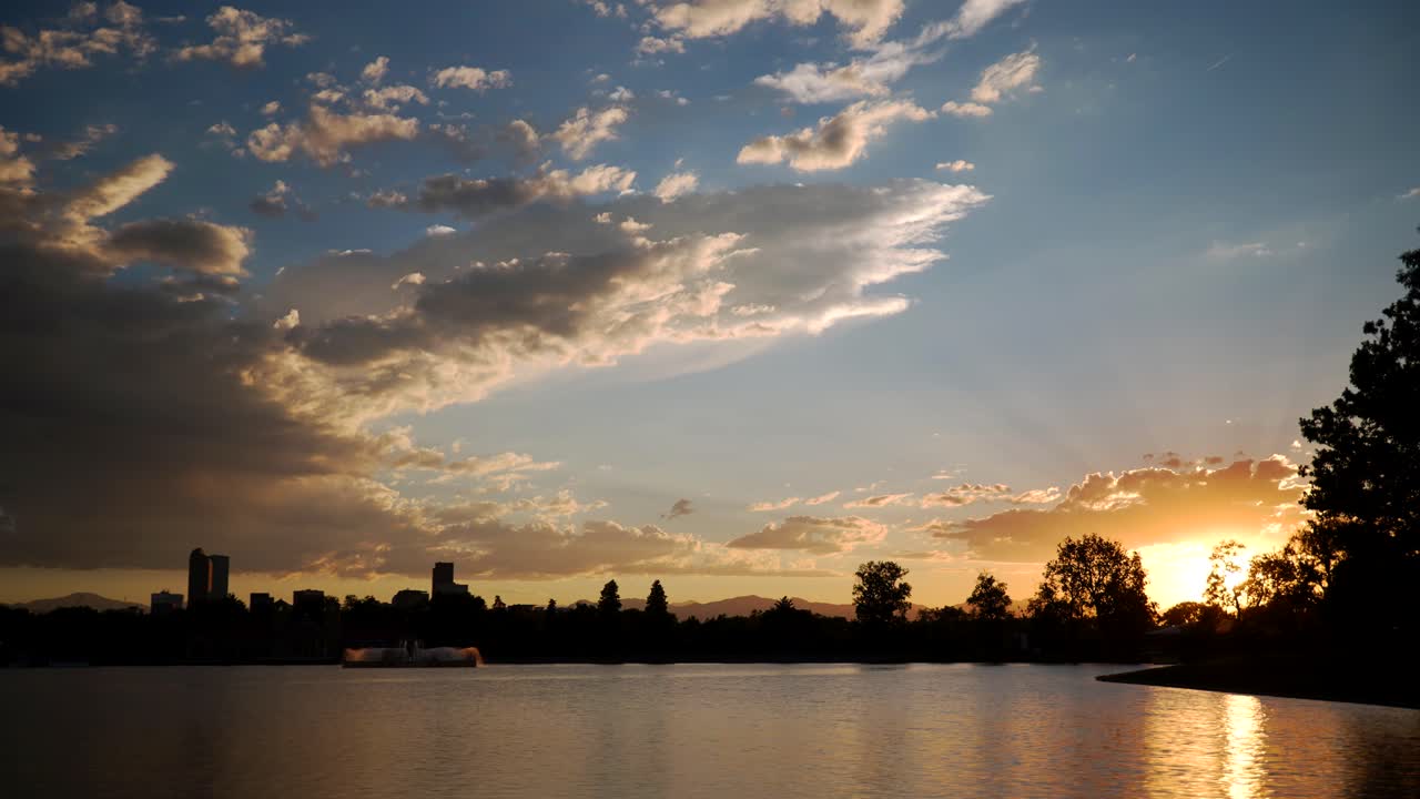 lapso de tiempo del cielo ardiente sobre el horizonte de denver, colorado