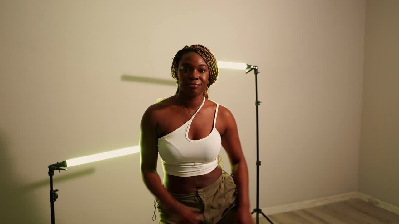 Femme danse en studio