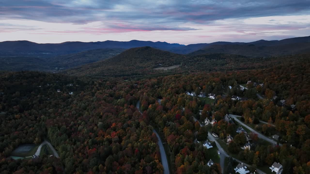 pueblo de la ladera de la montaña con árboles de otoño al atardecer en el complejo de esquí de killington, vermont, ee.uu.