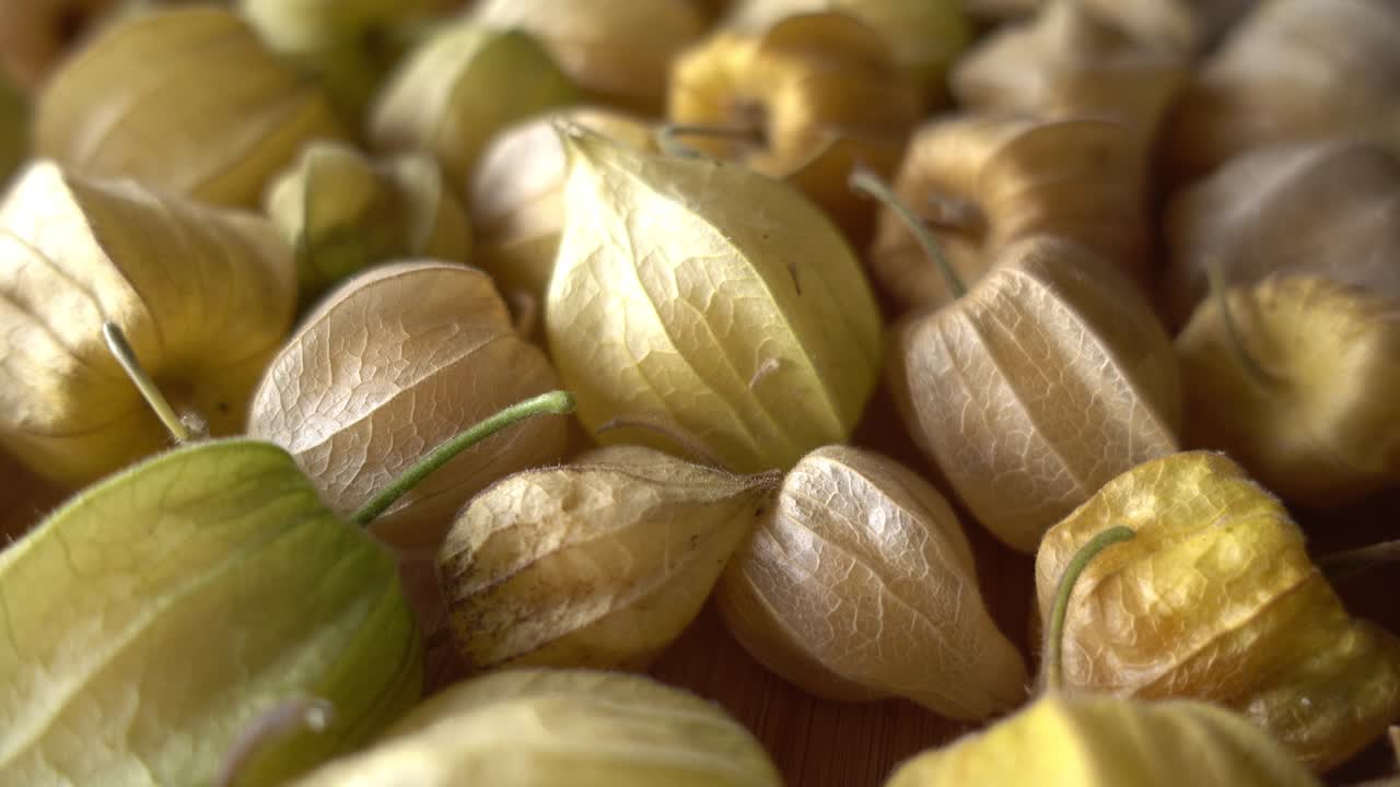 bayas de physalis dulces en la mesa