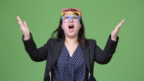 una hermosa mujer de negocios asiática madura que lleva muchas gafas como concepto gracioso