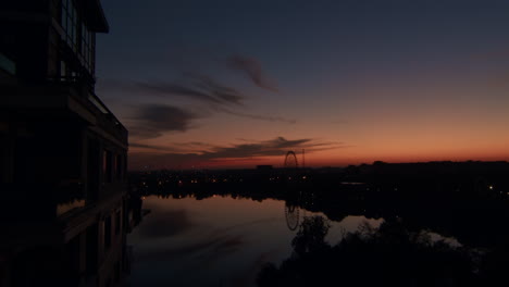 aparición de la ventana amanecer sobre el lago de naranja a azul