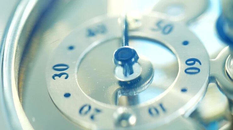 close up le ruote dell'orologio in corsa: il tempo, la vita, la fine